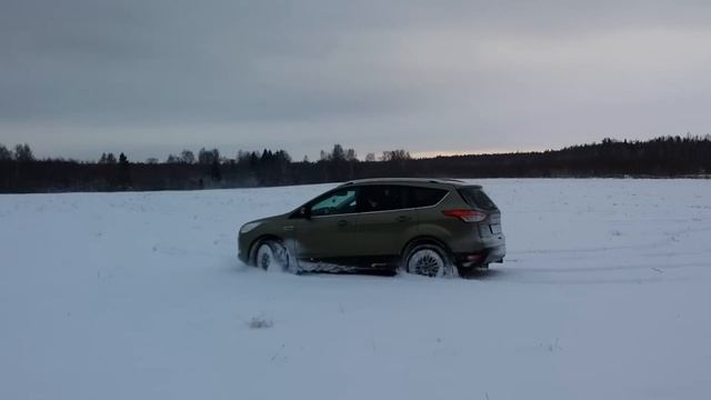 Ford Kuga 2 покатушки по снежному полю смотреть онлайн