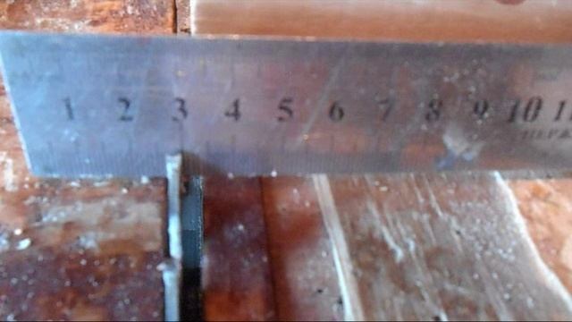 Делаем четверть диковой пилой . Для поперечен табурета. 2 этап смотреть онлайн