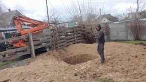 Копаем ямы под септик и монтируем уже существующие кольца