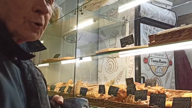 #Бабушка Я не смог пройти мимо! Купил Бабушке пирожки и дал немного денег для её питомцев. смотреть онлайн