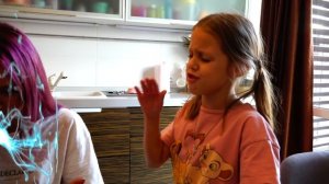 УЖАСНАЯ ПОСЫЛКА! Леона заказала ОПАСНУЮ вещь! Девочки не могут справится с ее Супер Силами!