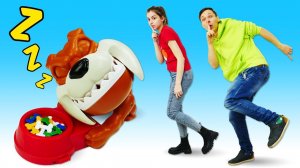 Прикольный видео Челлендж вытащи косточку - Злой Собакен на страже! Видео про игрушки Mad Dog