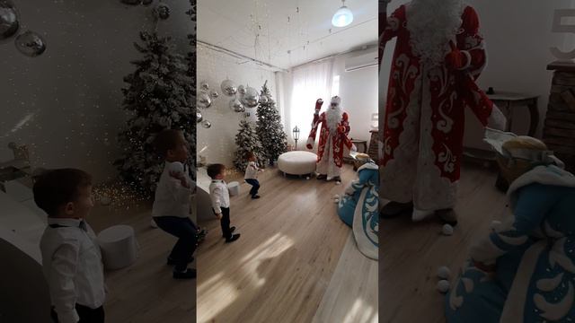 Дедушка Мороз и Снегурочка приходят в гости с поздравлением смотреть онлайн