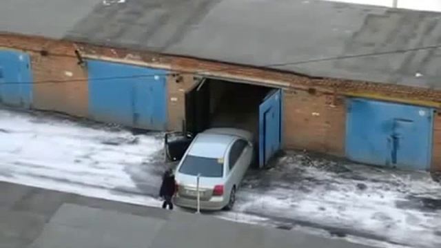 Как загонять машину в гараж! Баба за рулем! смотреть онлайн
