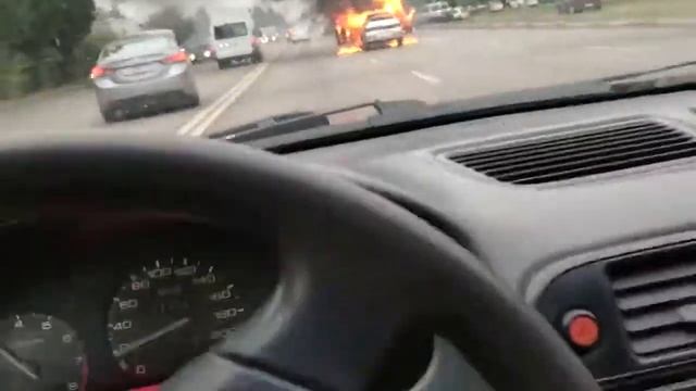 В Воронеже на дороге горит авто смотреть онлайн
