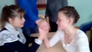 Женский армреслинг в школе