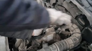 Как выкрутить сломавшуюся юбку от свечи зажигания из из головки блока цилиндров автомобиля