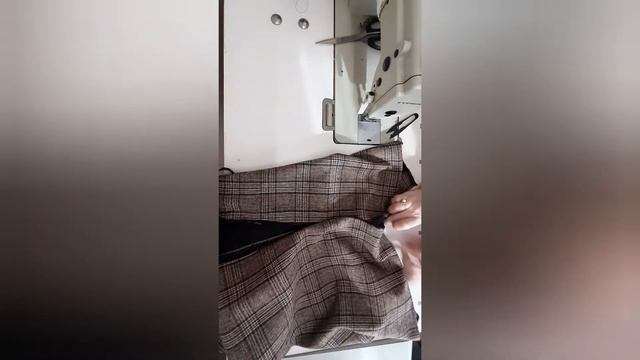 ВСТАВЛЯЕМ МОЛНИЮ В БОКОВОЙ ШОВ ЗИМНЕЙ ЮБКИ смотреть онлайн
