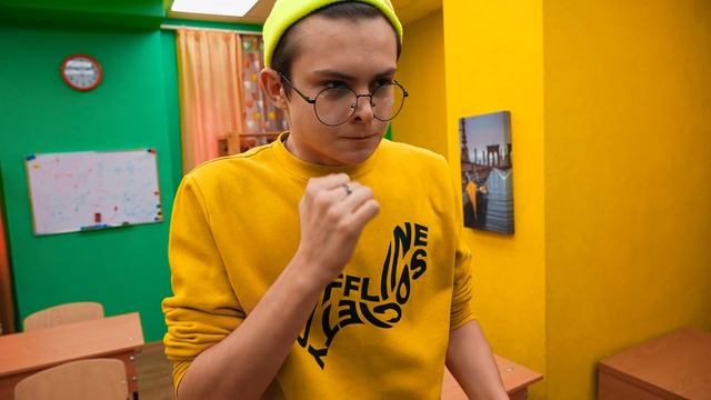 СТАРШЕКЛАССНИЦА ОПОЗОРИЛАСЬ! ПУКНУЛА ПРИ ВСЁМ КЛАССЕ! смотреть онлайн