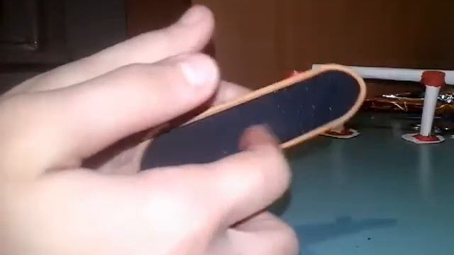 Учусь кататься на ФИНГЕРБОРДЕ. Первые трюки. смотреть онлайн