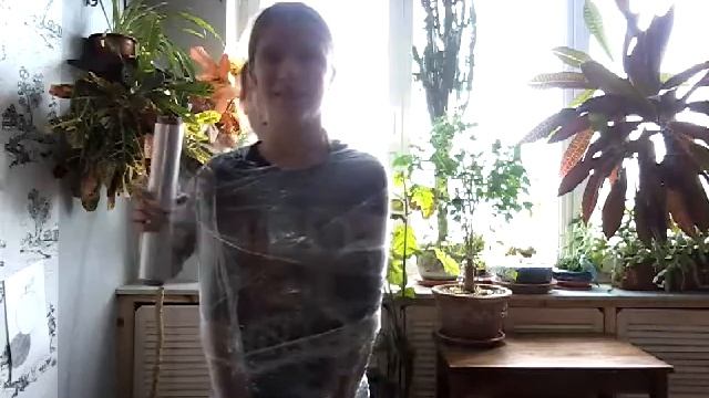 Заматываем мою подругу в пищевую плёнку))))) смотреть онлайн