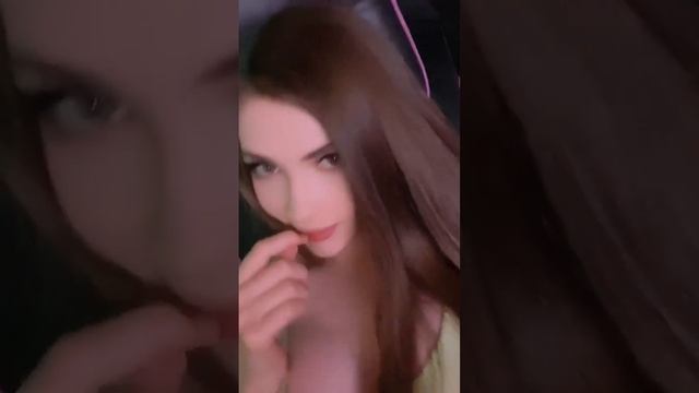 Карина Стримерша светит бубсами ? смотреть онлайн