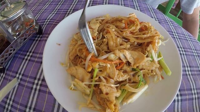 Обзор Том ям и Пад тай. Сравнение качества и цены ресторана и придорожной кафешки! смотреть онлайн