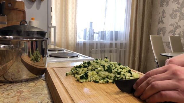 ОКРОШКА. Окрошка на квасе. OCROSHKA. Russian cuisine смотреть онлайн