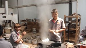 Производство шу пуэра и его последующая прессовка.