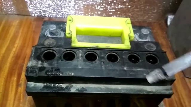 Как зарядить аккумулятор (как пользоваться ареометром при измерении плотности электролита) смотреть онлайн