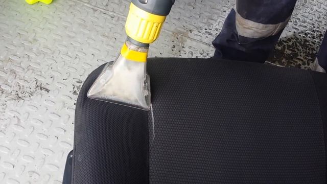 Чистка сидения автомобиля. смотреть онлайн