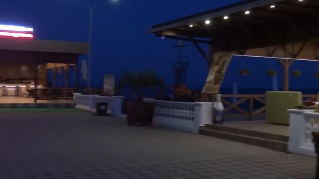 Корпус "Морской бриз" над рестораном "Багратион" в Лазаревском. Июль 2015. Lazarevskoe SOCHI RUSSIA смотреть онлайн