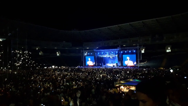 ЗАЛ ПОЁТ ПЕСНЮ - НЕ ПИТАЙ ► Океан Эльзи, Одесса Концерт С. Вакарчук смотреть онлайн