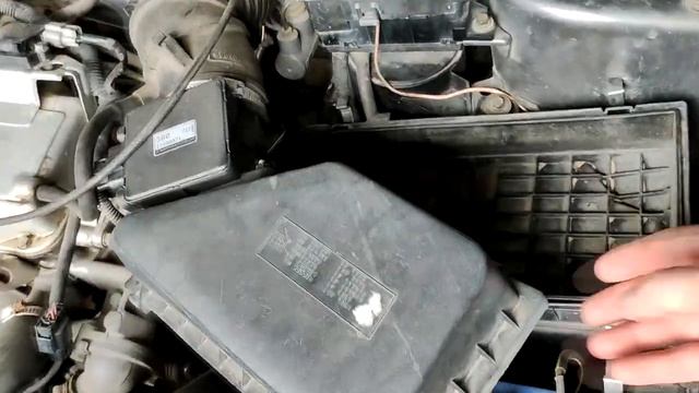 Замена воздушного фильтра авто Мицубиси Каризма 2003 года, в домашних условиях. смотреть онлайн