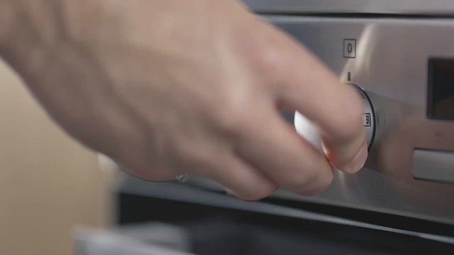 Плита Electrolux с функцией AirFry смотреть онлайн