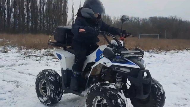 Детский квадроцикл YACOTA RAPOSA 110 валит боком по снегу
