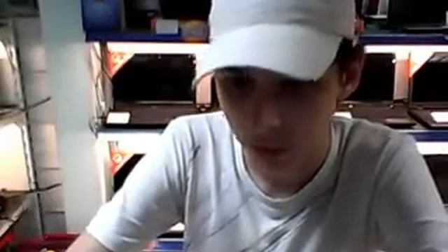 Clip Чудик с хабаровска в магазине DNS, говорит с монитором, и его снимает вебкамера Segment100 0 смотреть онлайн