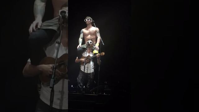 Can’t Help Falling In Love - Josh Dun singing on Tyler Joseph’s shoulders - Québec City смотреть онлайн
