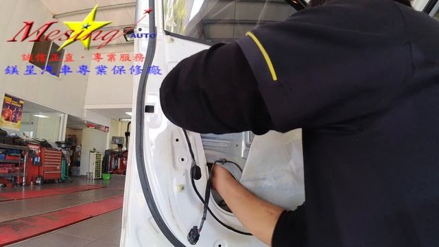 How to remove the left front door Lock Actuator HYUNDAI IX35 2.0L 20112016 G4KD A6MF1