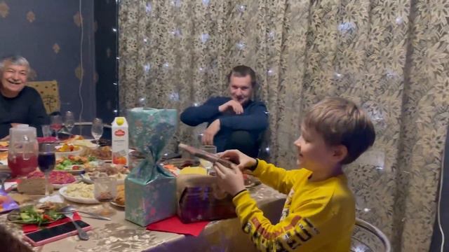 Встречаем 2023 🎄 Открываем подарки 🎁 смотреть онлайн
