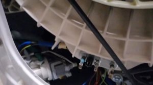 Шумит  барабан Стиральной машины Gorenje W64z02/ SR/V достаём предмет с бака. Как снять тэн.