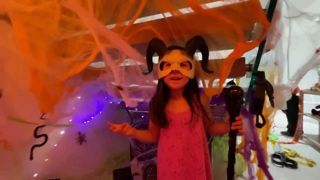Halloween Trick or Treat Challenge with Ryan's World! смотреть онлайн