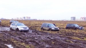 Народ бросается в страшную жижу на своих городских авто. Стихийное покорение бездорожье рядовыми 4х4