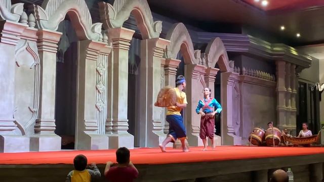 Танец Апсара! Apsara Dance! Прекрасное шоу в ресторане Камбоджи! Апсара-древний Камбоджийский танец смотреть онлайн