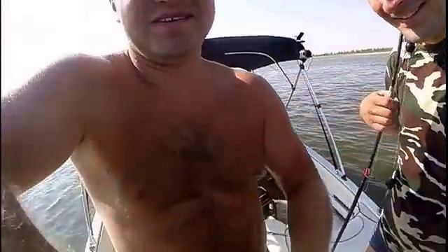 Небольшой сом около 5 кг. Рыбалка в августе. На необычный квок - som na kvok смотреть онлайн