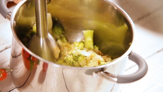 Gentle Broccoli Cream-soup With Toasts And Cheese - Нежный суп-пюре из брокколи с гренками и сыром