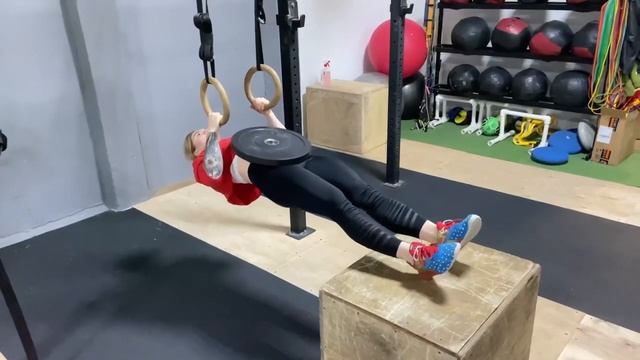 Горизонтальные подтягивания на кольцах с ногами на возвышенности, с дополнительным отягощением смотреть онлайн