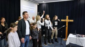 На кресте распятый Божий Сын страдал...