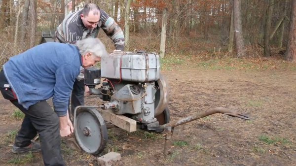 Запуск старого 1-цилиндрового дизельного двигателя 1966 года.