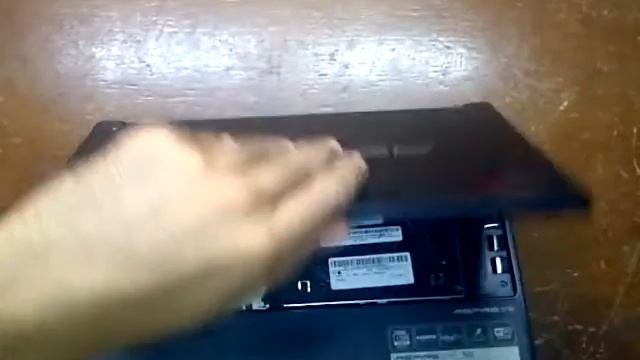 membuka casing laptop Acer Aspire one 522 смотреть онлайн