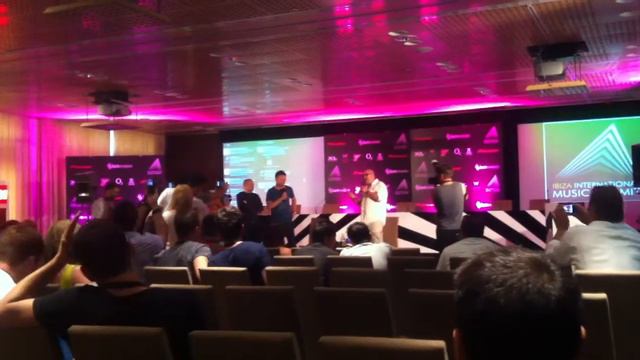 Pete Tong presents the award to Simon Dunmore @ International Music Summit Ibiza 2012 смотреть онлайн