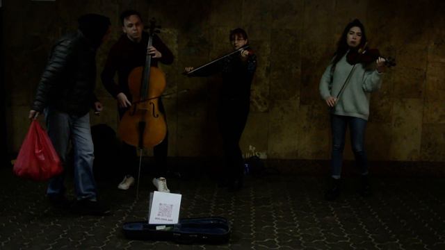 Трио в подземном переходе; девушки-скрипачки, парень с контрабасом смотреть онлайн