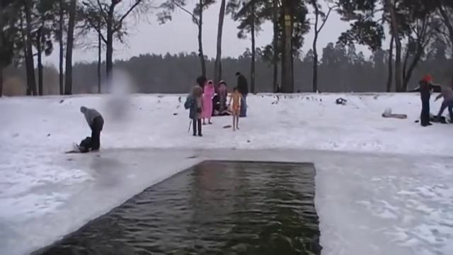 Первый раз в проруби на КРЕЩЕНИЕ) смотреть онлайн