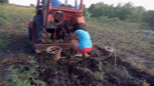 картофелекопалка и трактор Т-25 смотреть онлайн