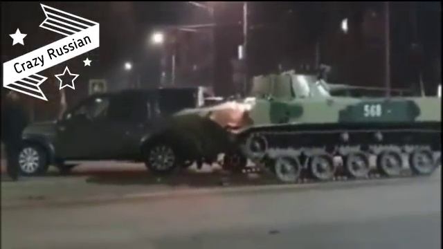 "Бог наказал" В Туле Танк раздавил дорогой Ленд Ровер богохульного священника. Аминь! Товарищи смотреть онлайн