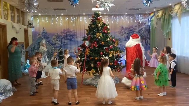 Новогодняя сказка "Волк и лиса" Волшебный дедушка мороз. Новогодний утренник. смотреть онлайн