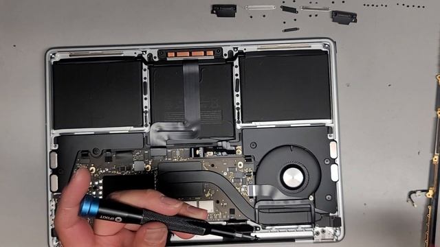 2020 13" Inch M1 MacBook Pro A2338 LCD Screen Assembly Replacement Repair Screw Organization Method смотреть онлайн