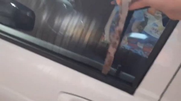 Забыл ключи в салоне и машина закрылась ,как отрыть?