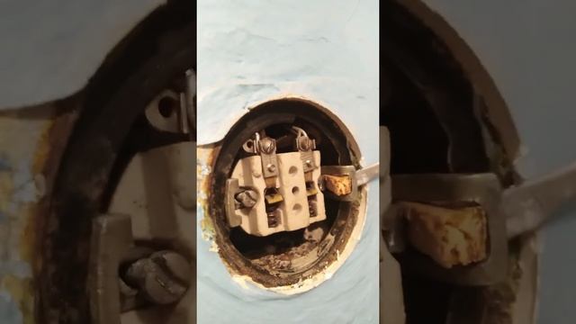 Пахнет и греется розетка? Результат перегрузки розетки в квартире смотреть онлайн