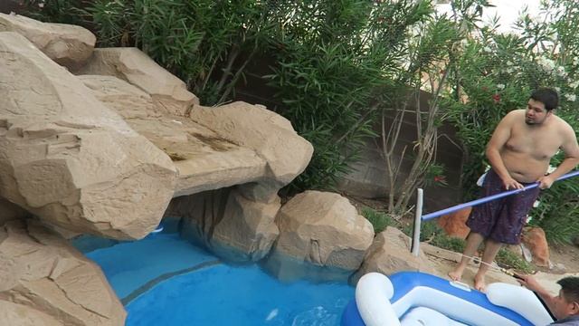 FAT GUY JUMPS ON DAD IN POOL? !! смотреть онлайн